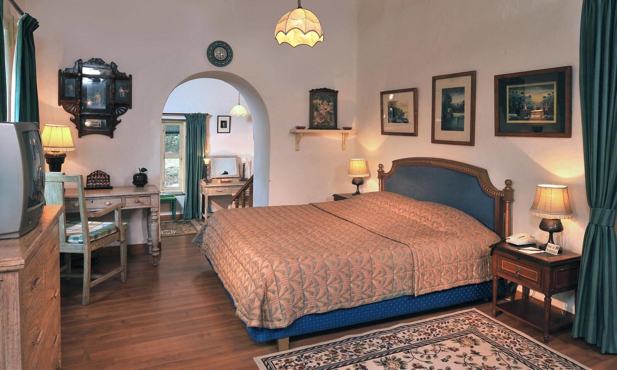 Welcomheritage Connaught House Mount Abu Bagian luar foto